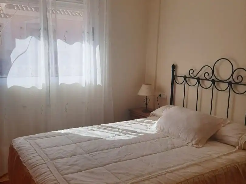 Casa adosada de lloguer a Avinguda de Portugal, 79, Calas Santiago Bernabéu Dormitori de Casa adosada de lloguer en Santa Pola amb Terrassa, Piscina i Moblat