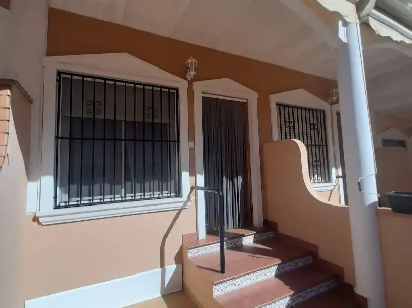 Casa adosada de lloguer a Avinguda de Portugal, 79, Calas Santiago Bernabéu Casa adosada de lloguer en Santa Pola amb Terrassa, Piscina i Moblat