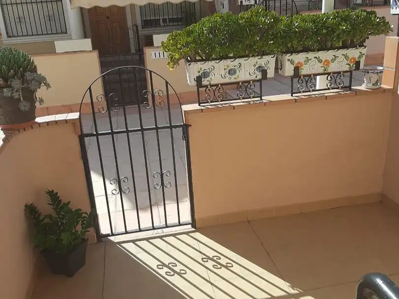 Casa adosada de lloguer a Avinguda de Portugal, 79, Calas Santiago Bernabéu Terrassa de Casa adosada de lloguer en Santa Pola amb Terrassa, Piscina i Moblat