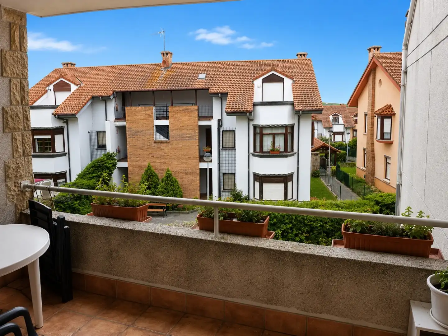 Pis en venda a Urbanización Puerto Pas, 31, Mogro Vista exterior de Pis en venda en Miengo amb Terrassa, Piscina i Balcó
