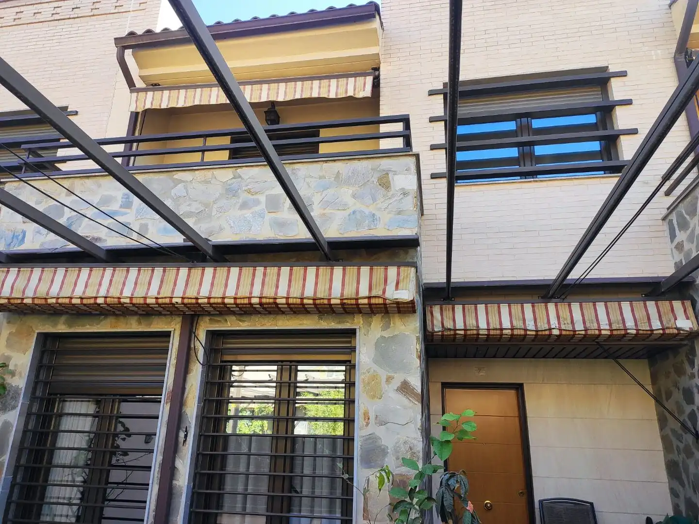 Duplexes for sale in Calle Goleta, 7, Angustias - Chana - Encina Exterior view of Duplexes for sale in Granada with Air Conditioner, Heating and Private garden