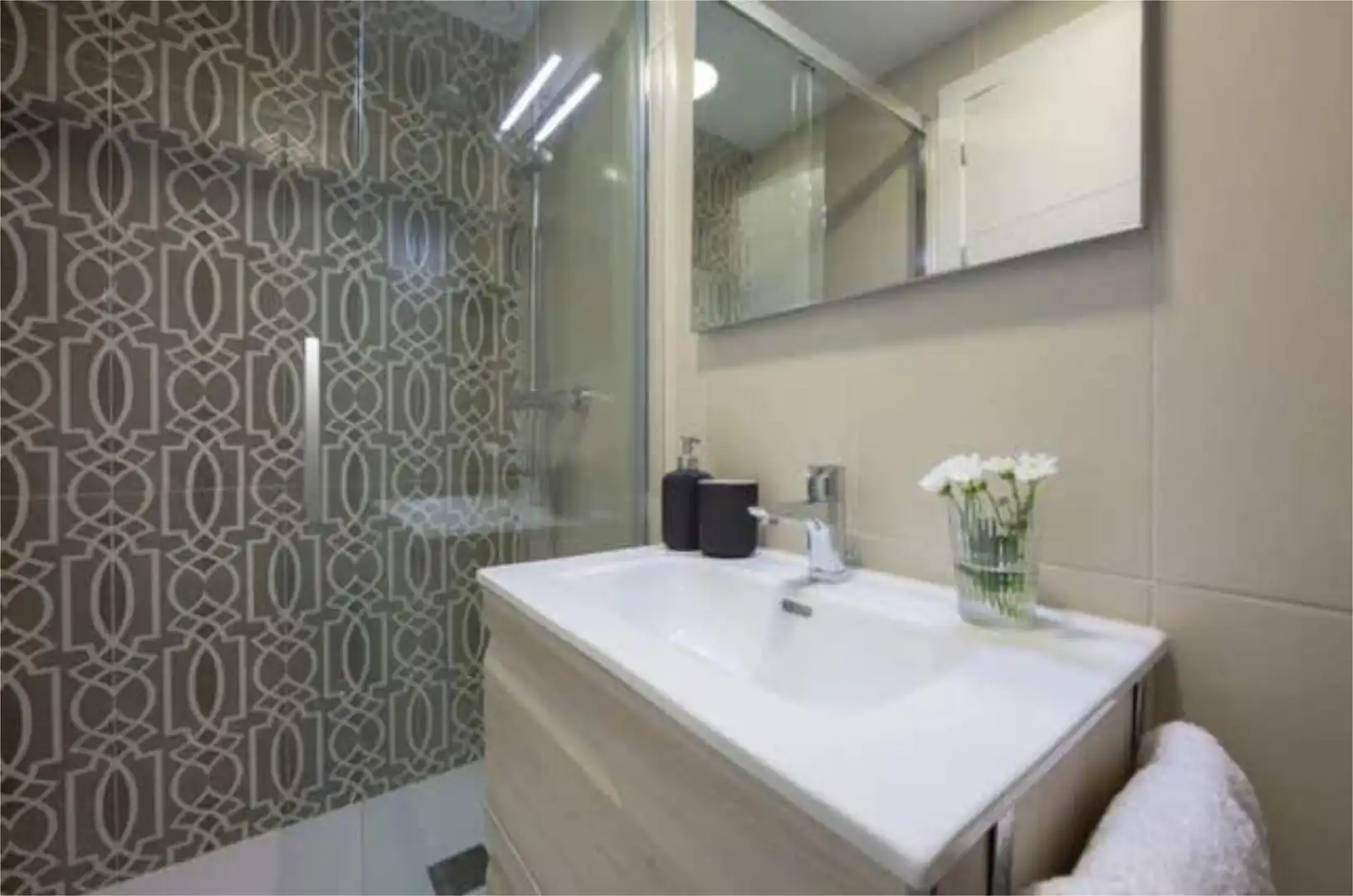 Flat for rent in Centro Histórico Bathroom of Flat for rent in Málaga with Heating, Private garden and Terrace