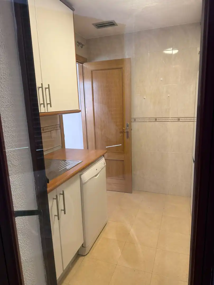 Pis de lloguer a Calle de Pinos Baja, 90, Valdeacederas Cuina de Pis de lloguer en Madrid amb Aire condicionat, Calefacció i Parquet