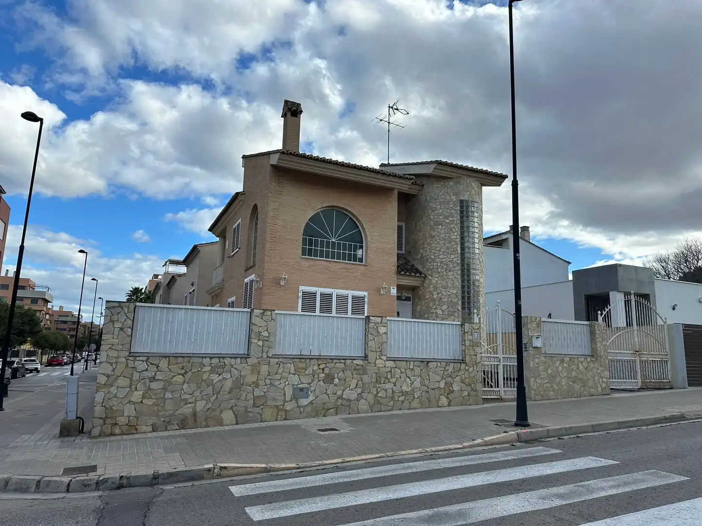 Houses for sale in Carrer de Simancas, 11, Torrent Exterior view of Houses for sale in Torrent with Air Conditioner, Terrace and Balcony