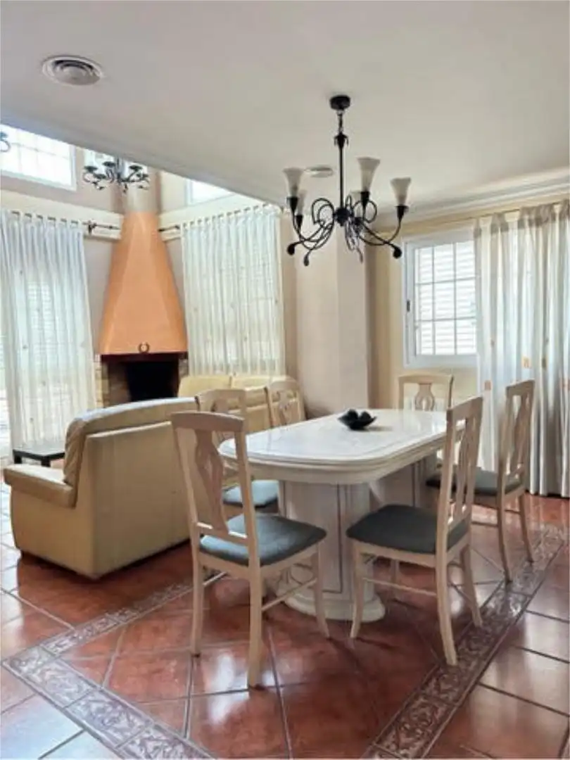 Casa adosada en venta en Zona Avenida al Vedat Comedor de Casa adosada en venta en Torrent con Calefacción, Jardín privado y Terraza