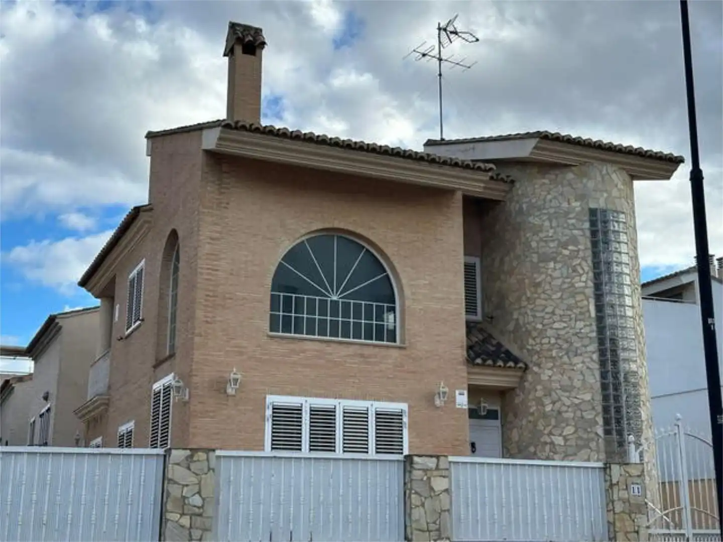 Casa adosada en venta en Zona Avenida al Vedat Vista exterior de Casa adosada en venta en Torrent con Calefacción, Jardín privado y Terraza