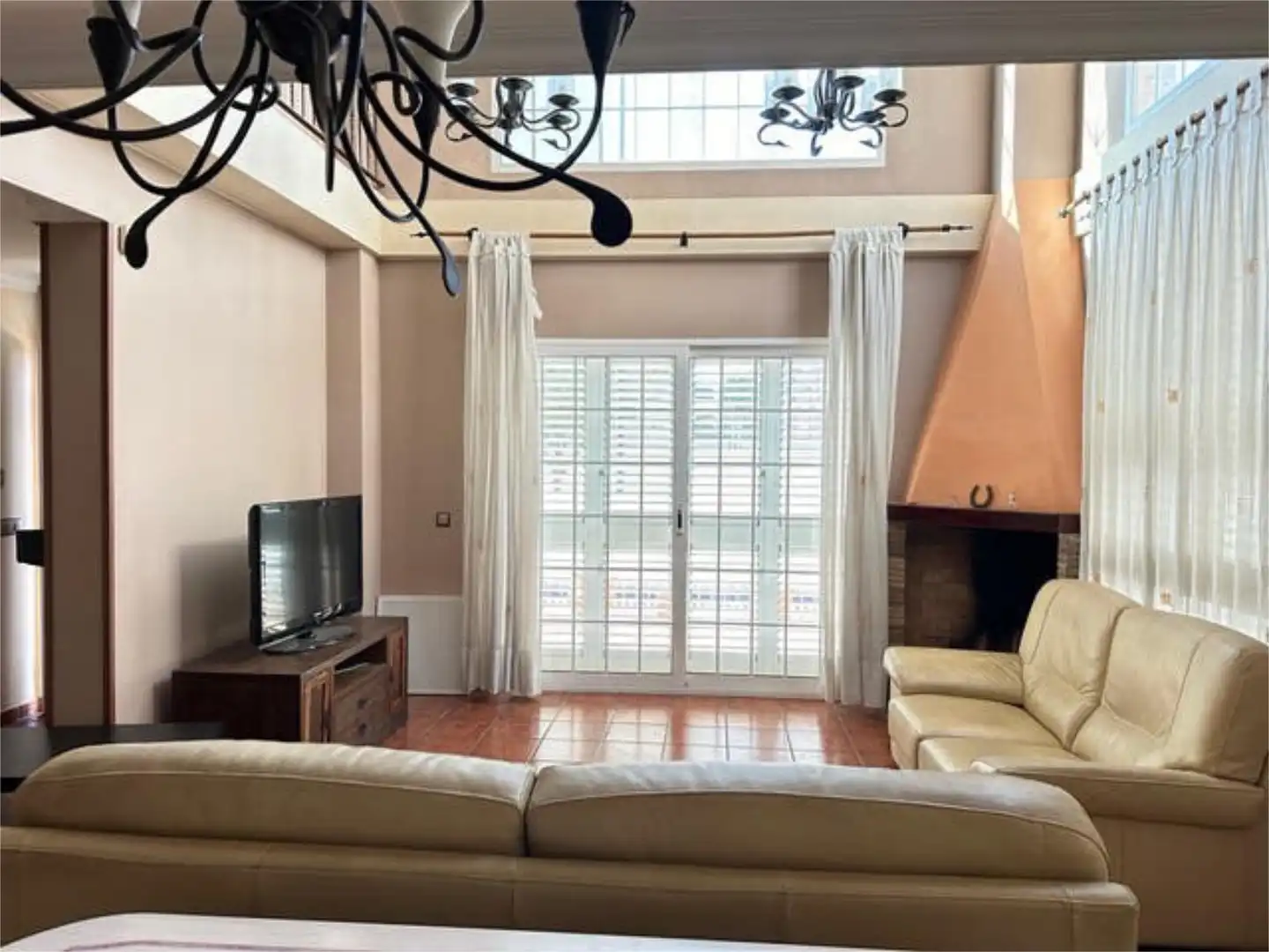 Casa adosada en venta en Zona Avenida al Vedat Sala de estar de Casa adosada en venta en Torrent con Calefacción, Jardín privado y Terraza