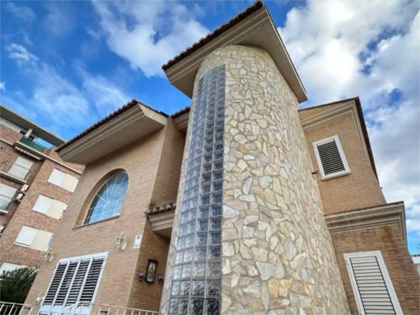 Casa adosada en venta en Zona Avenida al Vedat Vista exterior de Casa adosada en venta en Torrent con Calefacción, Jardín privado y Terraza