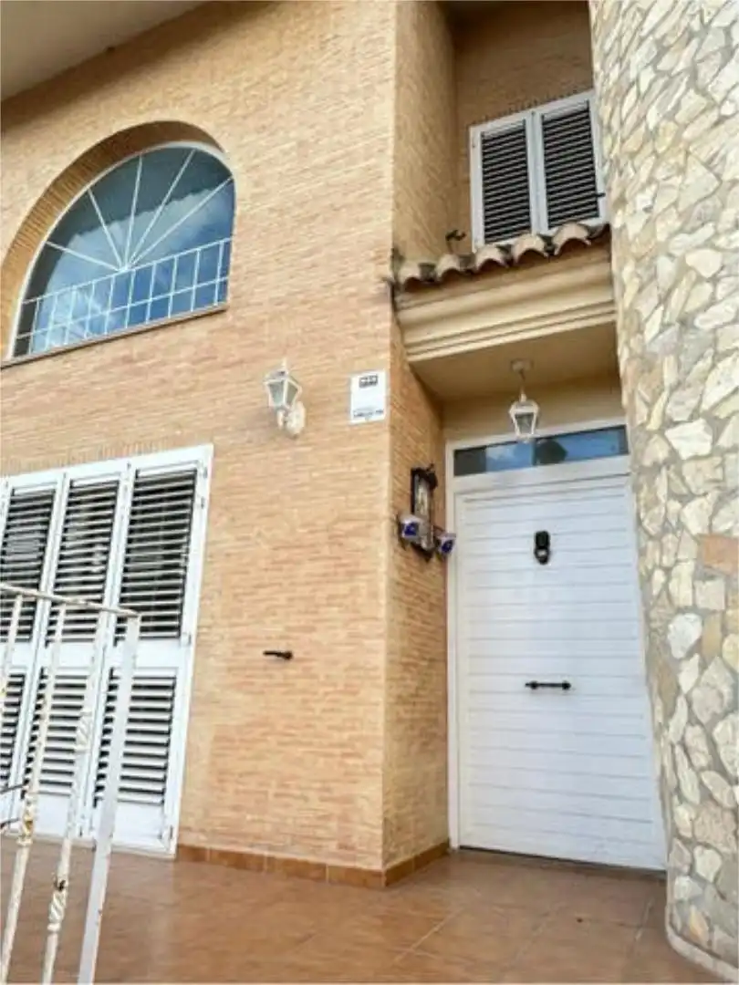 Casa adosada en venta en Zona Avenida al Vedat Vista exterior de Casa adosada en venta en Torrent con Calefacción, Jardín privado y Terraza