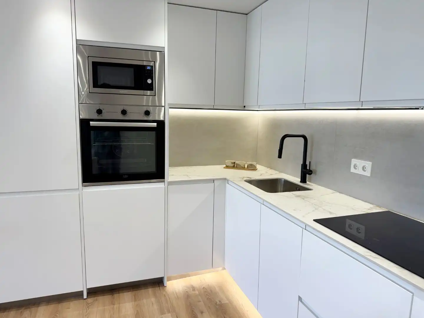 Flat for sale in Calle de Levante, Puerto de la Duquesa Kitchen of Flat for sale in Manilva with Air Conditioner, Heating and Parquet flooring