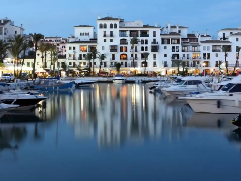 Flat for sale in Calle de Levante, 37b, Puerto de la Duquesa Exterior view of Flat for sale in Manilva with Air Conditioner and Terrace