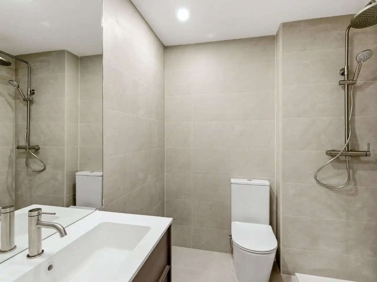 Ático en venta en Calle Camilo José Cela, 10, Parque Empresarial Baño de Ático en venta en Las Rozas de Madrid con Aire acondicionado, Terraza y Piscina