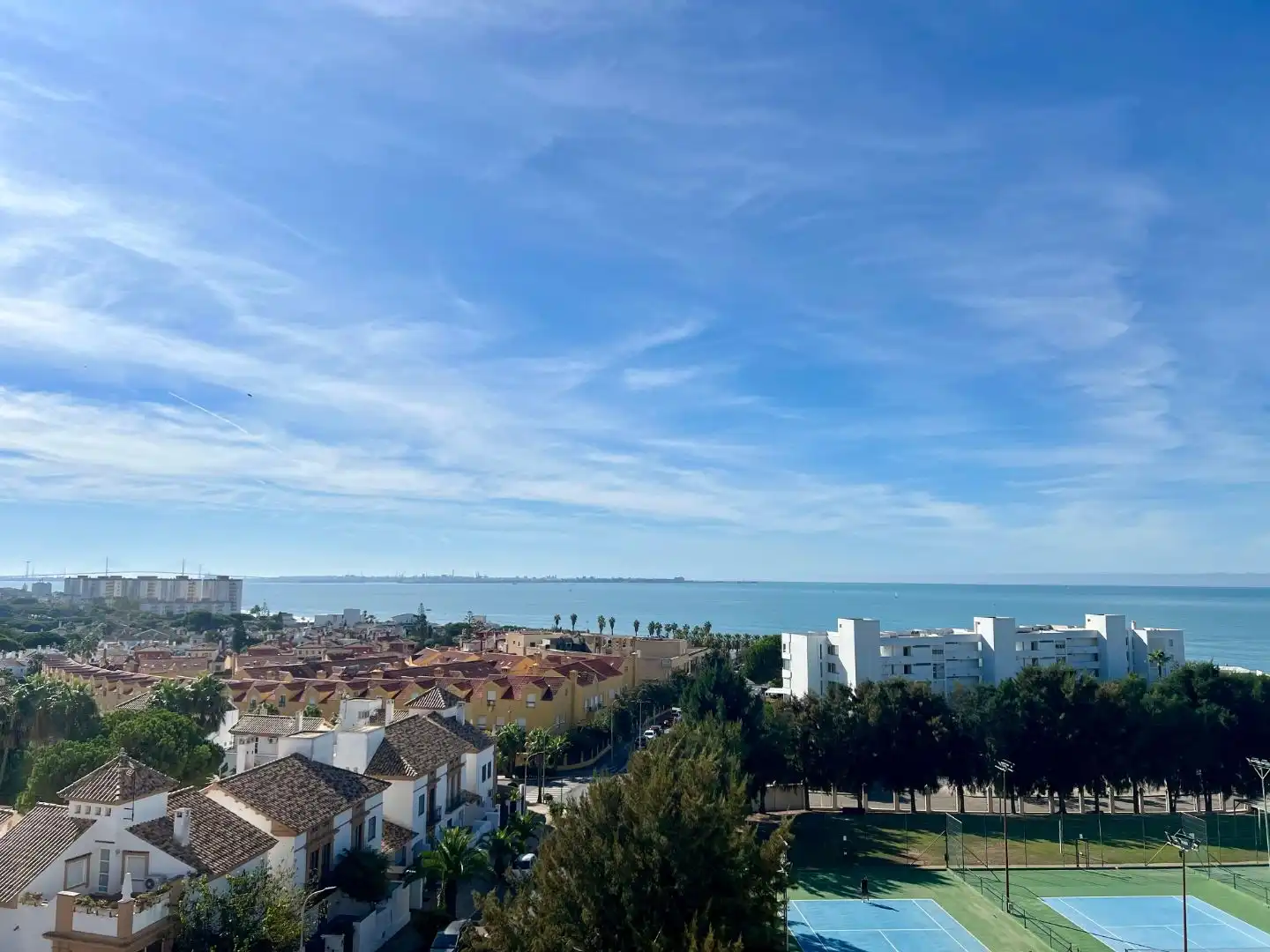 Pis de lloguer a Calle Mar Báltico, 5, Las Redes Vista exterior de Pis de lloguer en El Puerto de Santa María amb Aire condicionat, Calefacció i Jardí privat