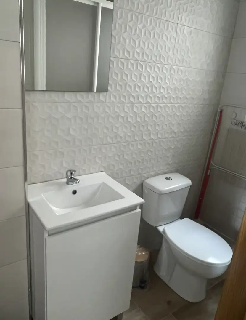 Apartament de lloguer a Calle Estornino, 1, Centro - Doña Mercedes Bany de Apartament de lloguer en Dos Hermanas amb Aire condicionat, Calefacció i Moblat