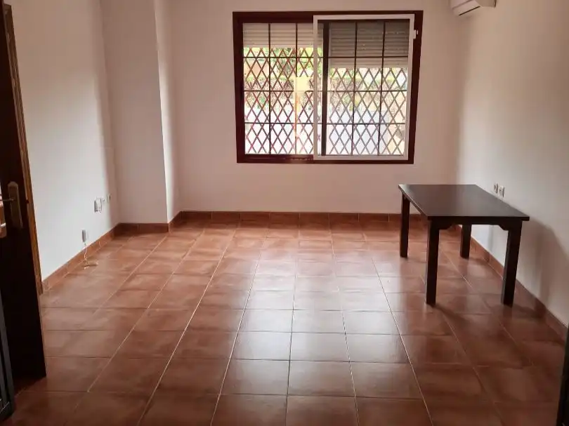 Casa adosada en venda en Dos Hermanas amb Aire condicionat i Piscina