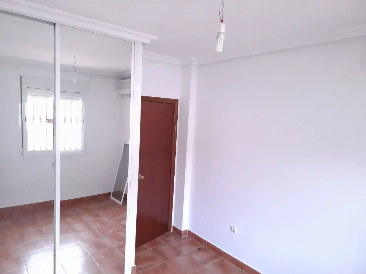 Casa adosada en venda en Dos Hermanas amb Aire condicionat i Piscina