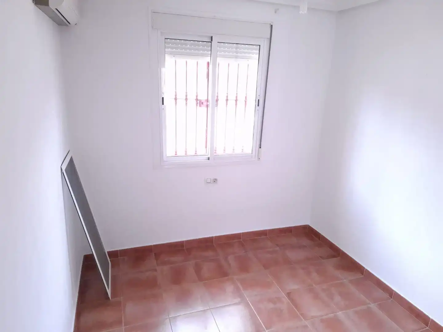 Casa adosada en venda en Dos Hermanas amb Aire condicionat i Piscina
