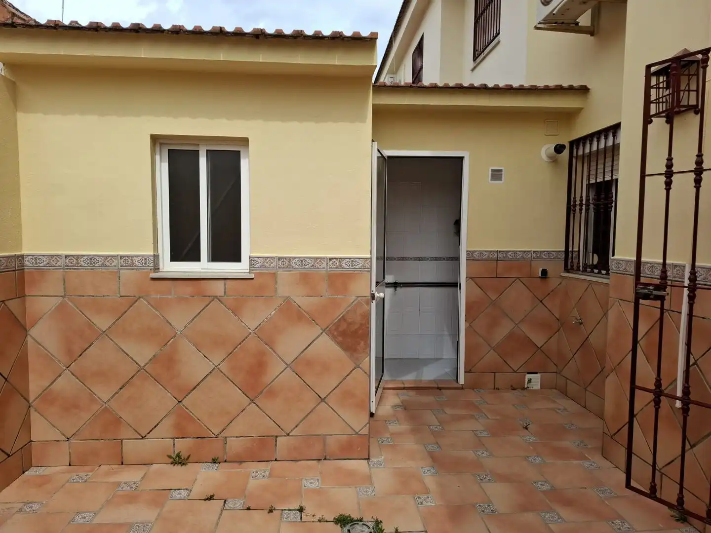 Terrassa de Casa adosada en venda en Dos Hermanas amb Aire condicionat i Piscina