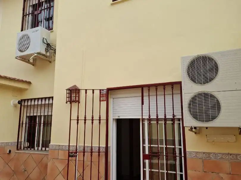 Vista exterior de Casa adosada en venda en Dos Hermanas amb Aire condicionat i Piscina
