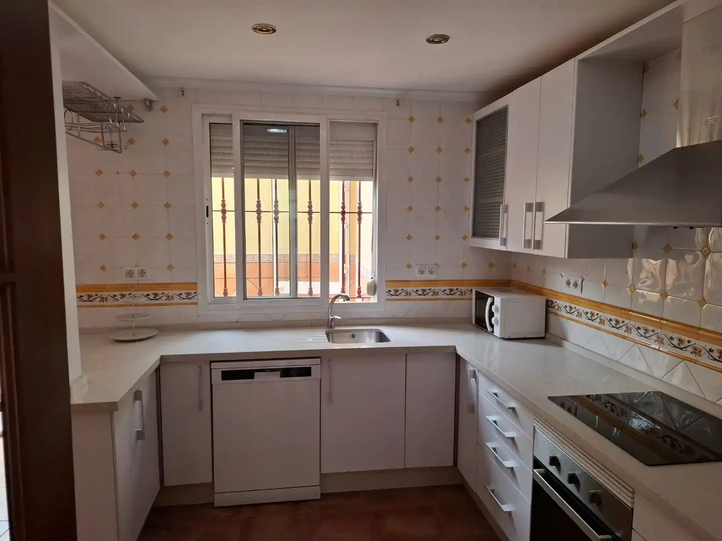 Cuina de Casa adosada en venda en Dos Hermanas amb Aire condicionat i Piscina