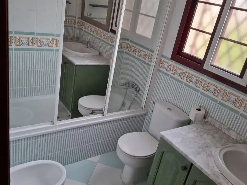 Bany de Casa adosada en venda en Dos Hermanas amb Aire condicionat i Piscina