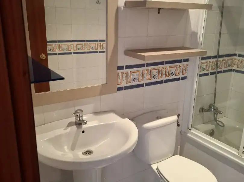 Bany de Casa adosada en venda en Dos Hermanas amb Aire condicionat i Piscina