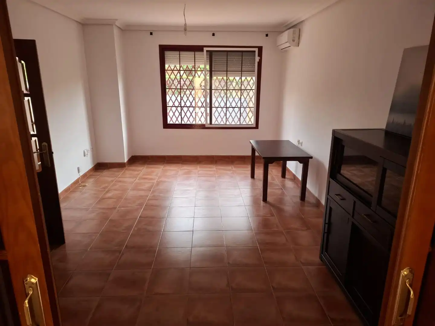 Sala d'estar de Casa adosada en venda en Dos Hermanas amb Aire condicionat i Piscina