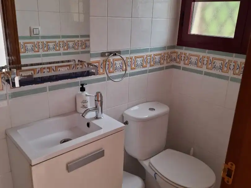 Bany de Casa adosada en venda en Dos Hermanas amb Aire condicionat i Piscina