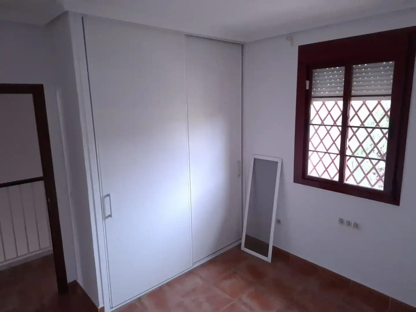 Dormitori de Casa adosada en venda en Dos Hermanas amb Aire condicionat i Piscina