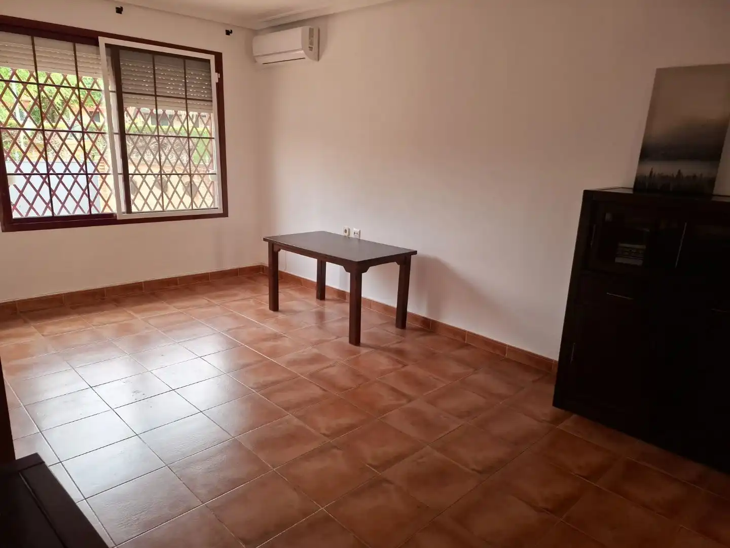 Sala d'estar de Casa adosada en venda en Dos Hermanas amb Aire condicionat i Piscina