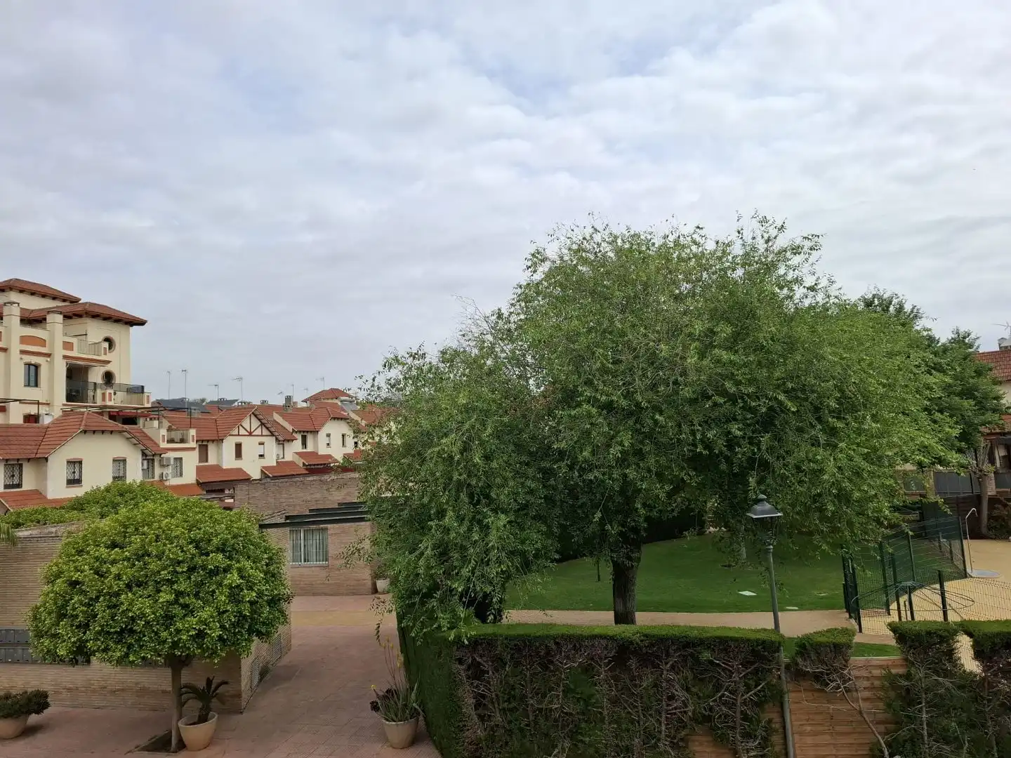 Jardí de Casa adosada en venda en Dos Hermanas amb Aire condicionat i Piscina