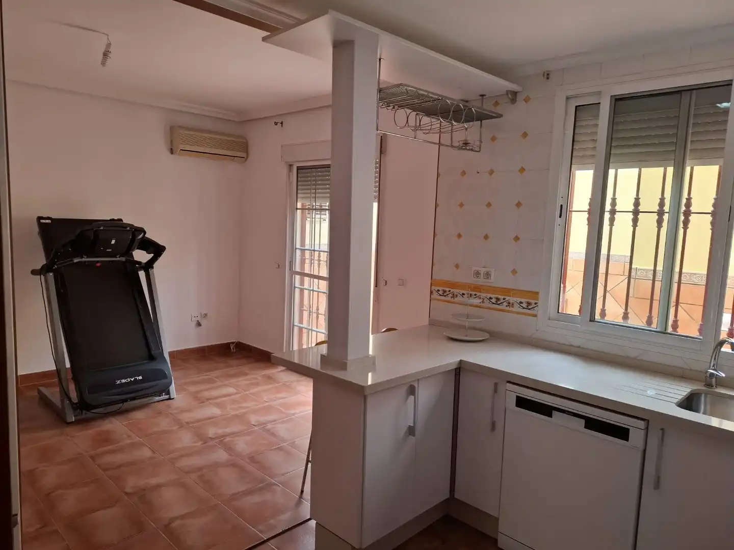 Cuina de Casa adosada en venda en Dos Hermanas amb Aire condicionat i Piscina