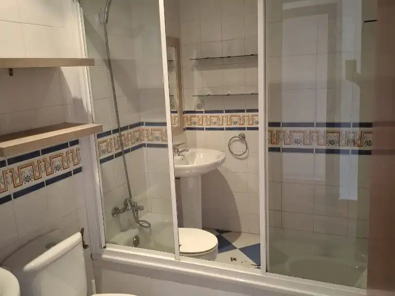 Bany de Casa adosada en venda en Dos Hermanas amb Aire condicionat i Piscina