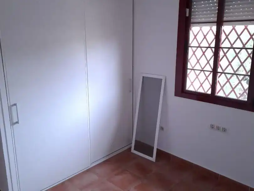 Dormitori de Casa adosada en venda en Dos Hermanas amb Aire condicionat i Piscina
