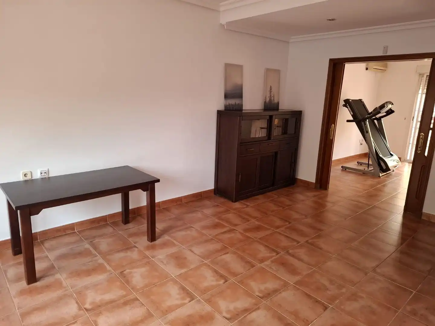 Sala d'estar de Casa adosada en venda en Dos Hermanas amb Aire condicionat i Piscina