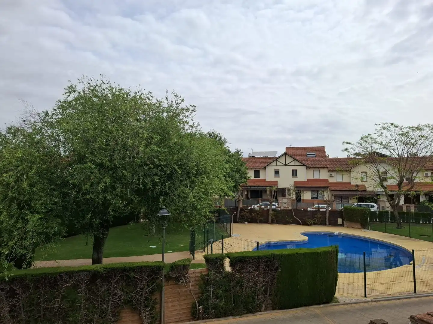 Piscina de Casa adosada en venda en Dos Hermanas amb Aire condicionat i Piscina