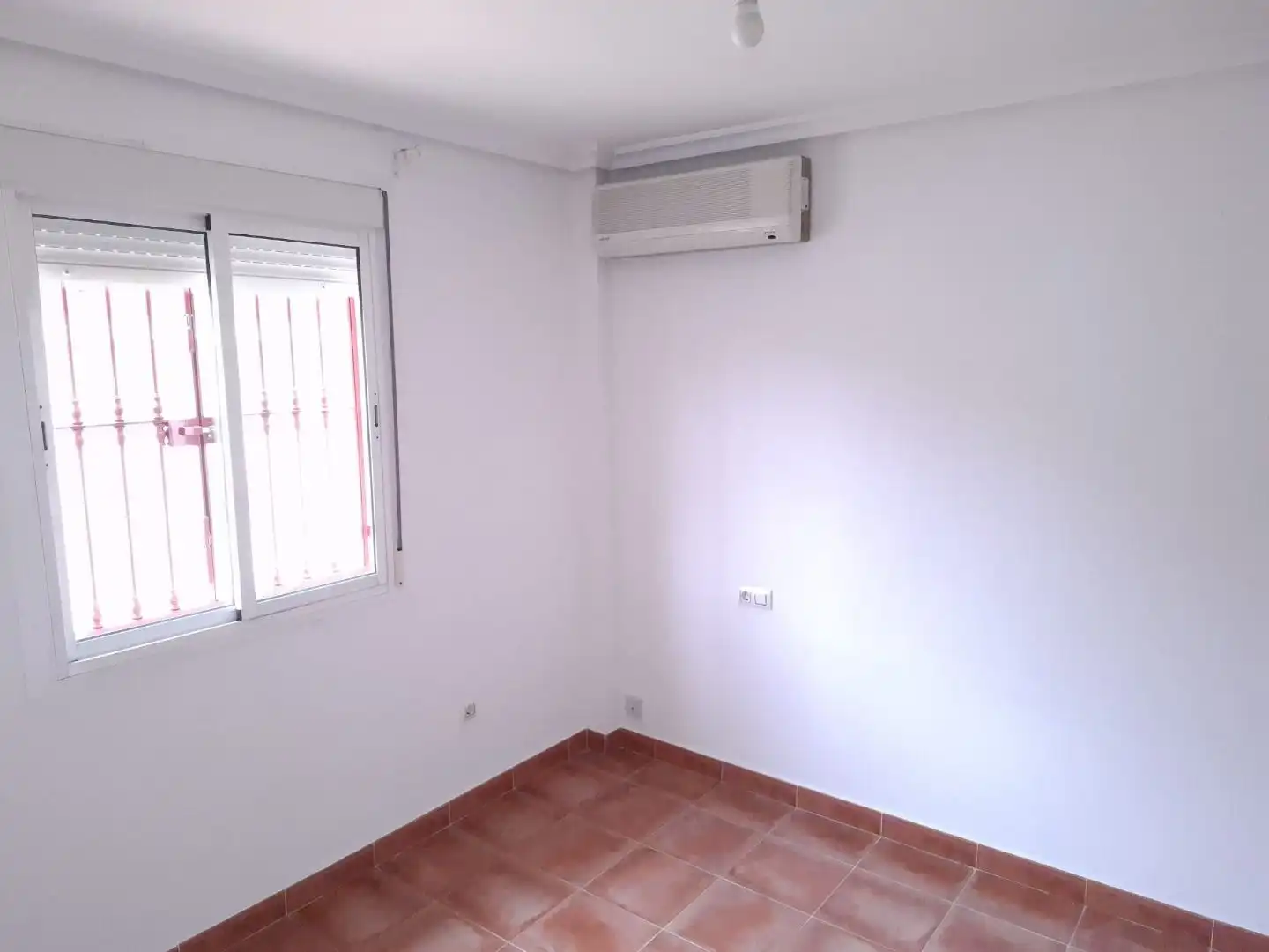 Dormitori de Casa adosada en venda en Dos Hermanas amb Aire condicionat i Piscina