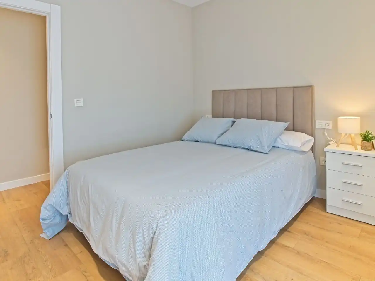 Planta baixa de lloguer a Calle Luis García Zurdo, 6, San Mamés - La Palomera Dormitori de Planta baixa de lloguer en León Capital amb Calefacció, Parquet i Terrassa