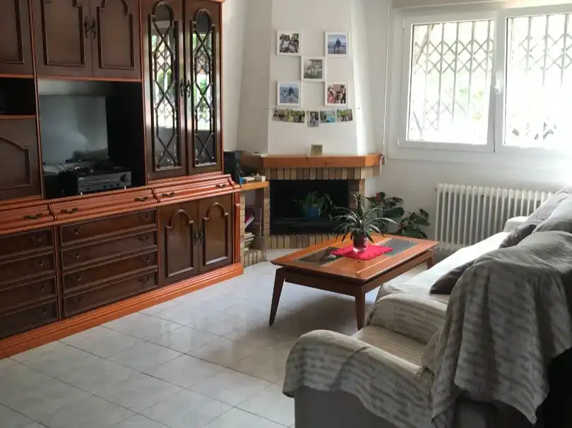 Casa adosada en venda a Carrer de Les Vinyes, 3, Cerdanyola del Vallès Sala d'estar de Casa adosada en venda en Cerdanyola del Vallès amb Terrassa i Balcó