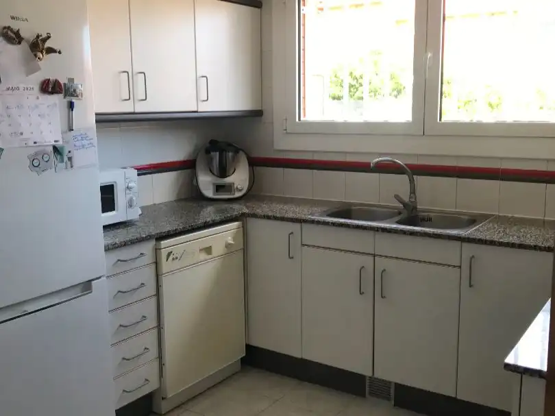 Casa adosada en venda a Carrer de Les Vinyes, 3, Cerdanyola del Vallès Cuina de Casa adosada en venda en Cerdanyola del Vallès amb Terrassa i Balcó