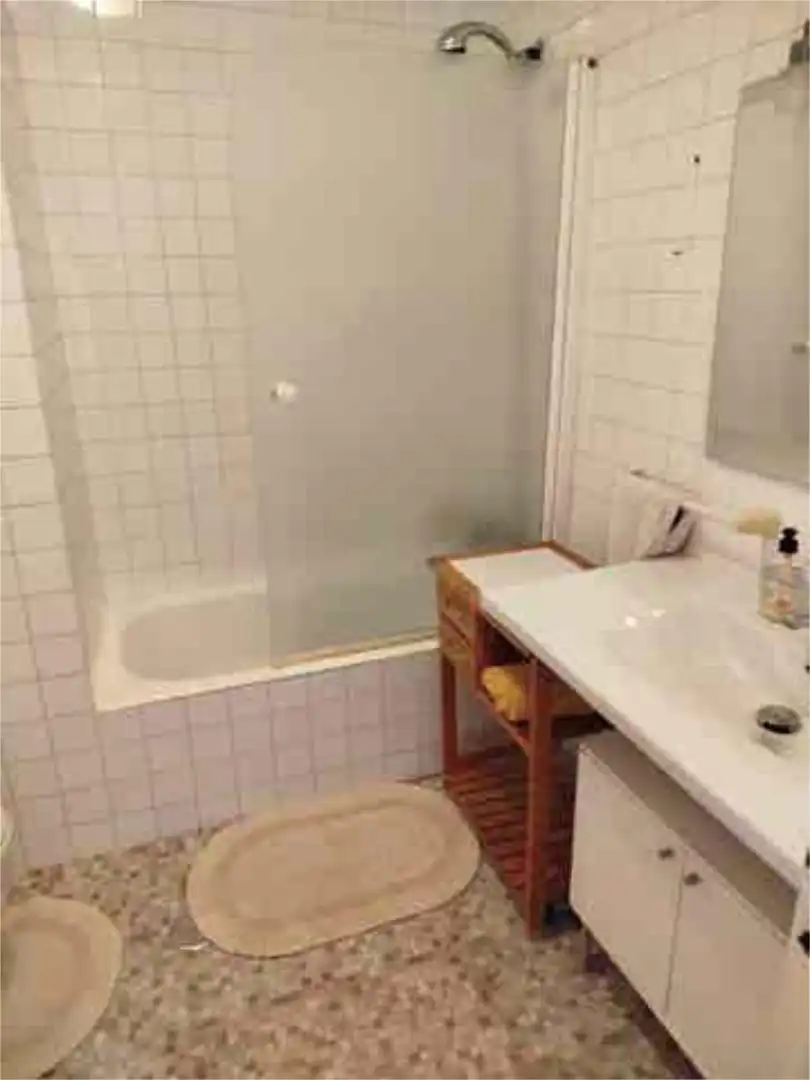 Piso de alquiler en Ensanche Baño de Piso de alquiler en A Coruña Capital con Calefacción, Terraza y Amueblado