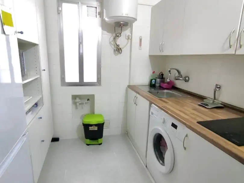 Zimmer in Calle de La Bañeza, 26, Pilar Küche von Wohnung zur untervermieten in Madrid mit Terrasse, Abstellraum und Möbliert