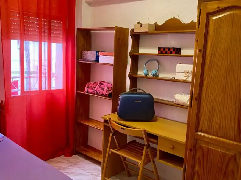 Zimmer in Calle de La Bañeza, 26, Pilar Schlafzimmer von Wohnung zur untervermieten in Madrid mit Terrasse, Abstellraum und Möbliert