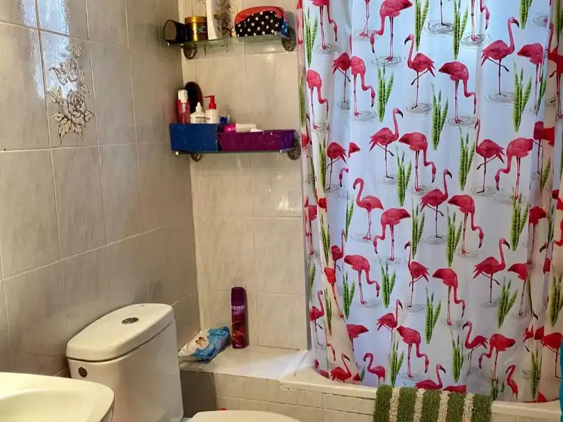 Zimmer in Calle de La Bañeza, 26, Pilar Badezimmer von Wohnung zur untervermieten in Madrid mit Terrasse, Abstellraum und Möbliert