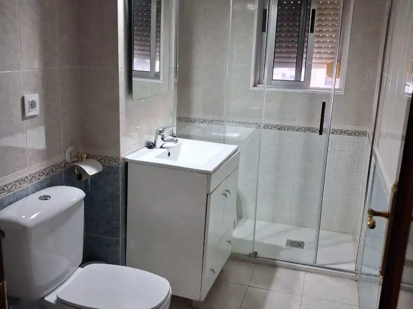 Flat for rent in Calle Almirante Topete, 20, Tiro de Línea Bathroom of Flat for rent in Sevilla with Air Conditioner, Terrace and Furnished