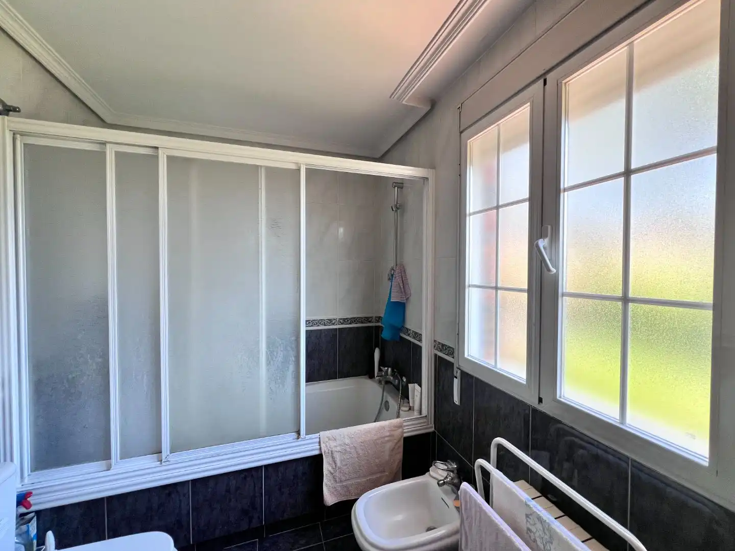 Piso en venta en Calle Gargaliga, 2, El Bosque Baño de Piso en venta en Villaviciosa de Odón con Aire acondicionado, Terraza y Piscina