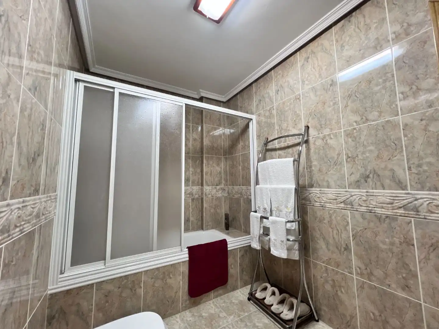 Piso en venta en Calle Gargaliga, 2, El Bosque Baño de Piso en venta en Villaviciosa de Odón con Aire acondicionado, Terraza y Piscina