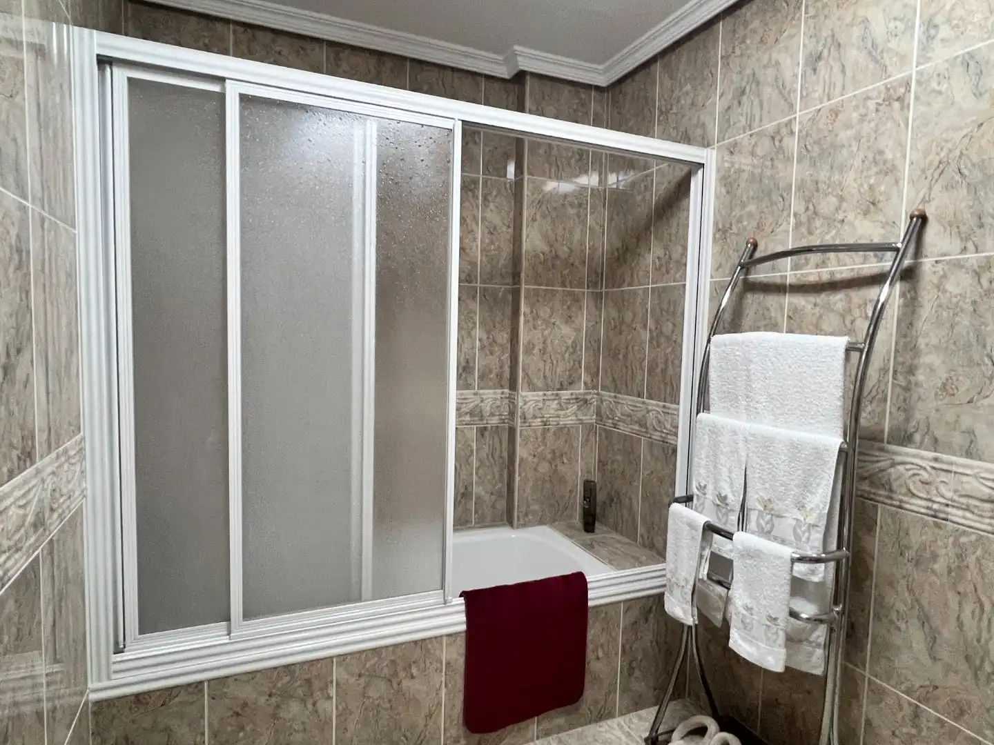 Piso en venta en Calle Gargaliga, 2, El Bosque Baño de Piso en venta en Villaviciosa de Odón con Aire acondicionado, Terraza y Piscina