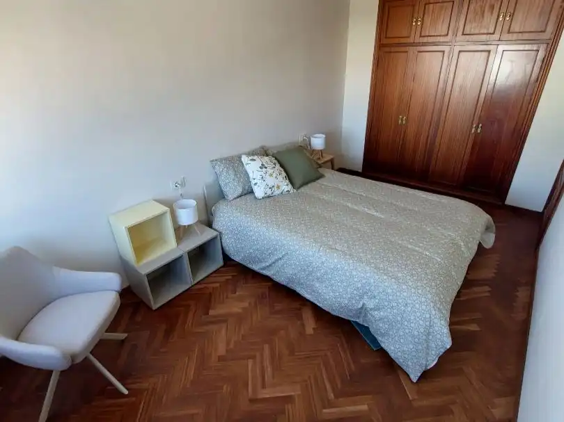 Habitación de Piso de alquiler en A Coruña Capital  con Calefacción, Parquet y Amueblado
