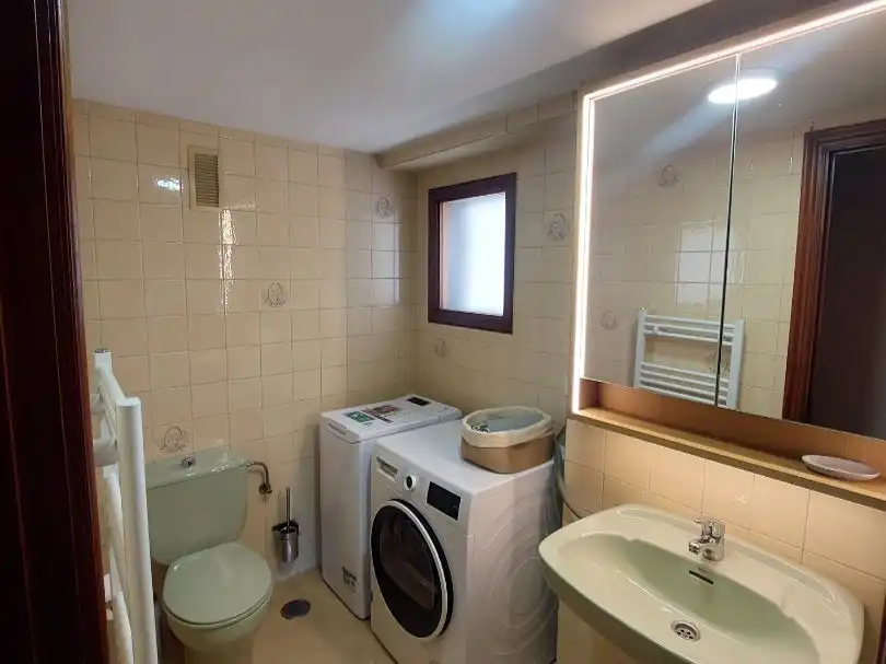 Baño de Piso de alquiler en A Coruña Capital  con Calefacción, Parquet y Amueblado